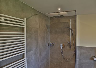 Modernes Badezimmer mit Dusche