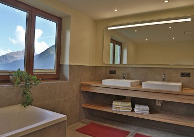 Helles, modernes Badezimmer mit Badewanne